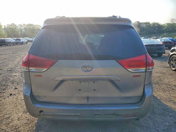 2012 TOYOTA SIENNA