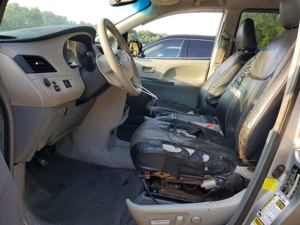 2012 TOYOTA SIENNA