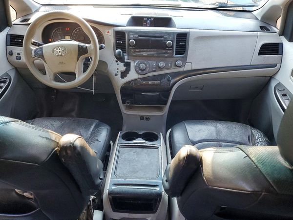2012 TOYOTA SIENNA