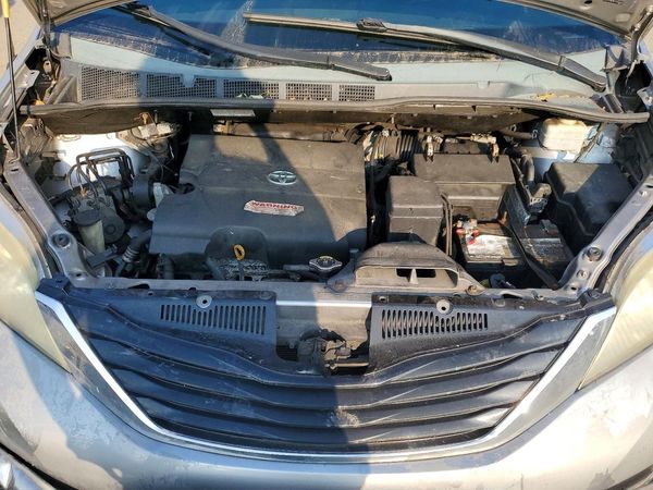 2012 TOYOTA SIENNA