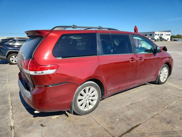 2013 TOYOTA SIENNA