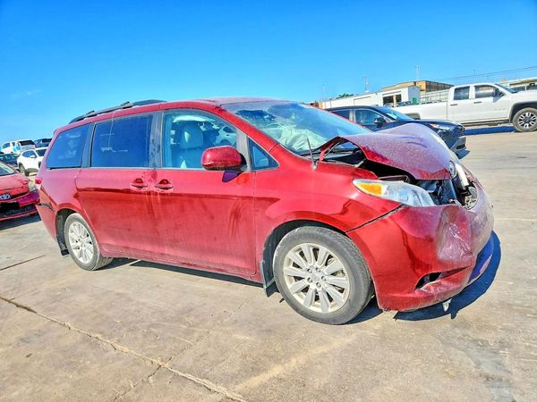 2013 TOYOTA SIENNA