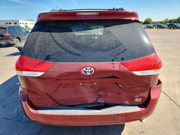 2013 TOYOTA SIENNA