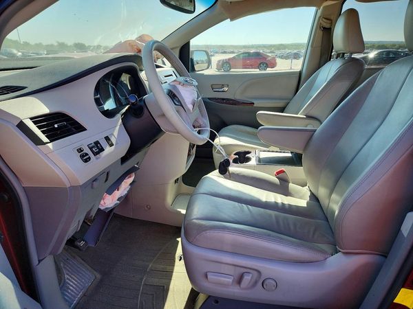 2013 TOYOTA SIENNA