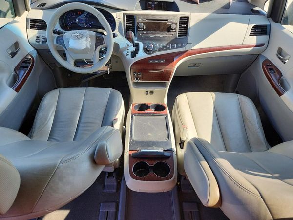 2013 TOYOTA SIENNA