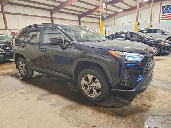 2024 TOYOTA RAV4 XLE — Passenger 3/4