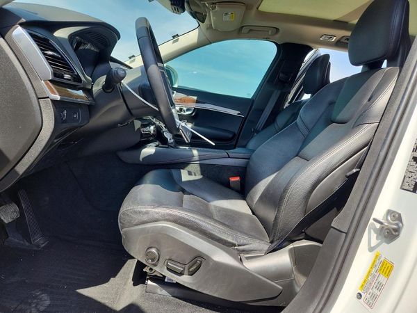 2018 VOLVO XC90 Momentum