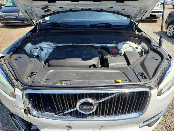 2018 VOLVO XC90 Momentum