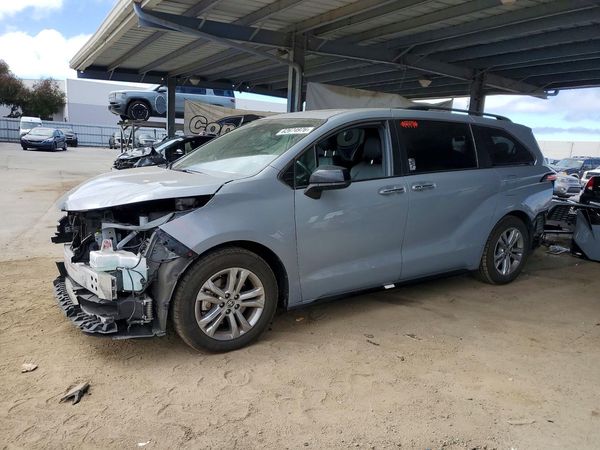 2023 TOYOTA SIENNA XSE