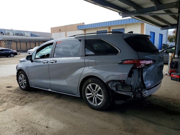 2023 TOYOTA SIENNA XSE