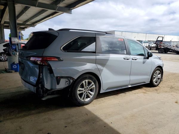 2023 TOYOTA SIENNA XSE