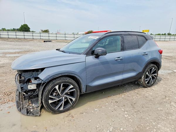 2022 VOLVO XC40