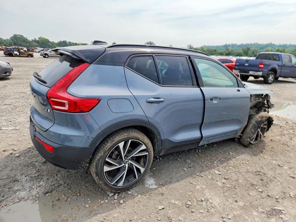 2022 VOLVO XC40 R-Design