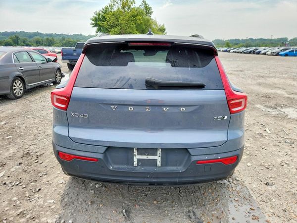 2022 VOLVO XC40 R-Design