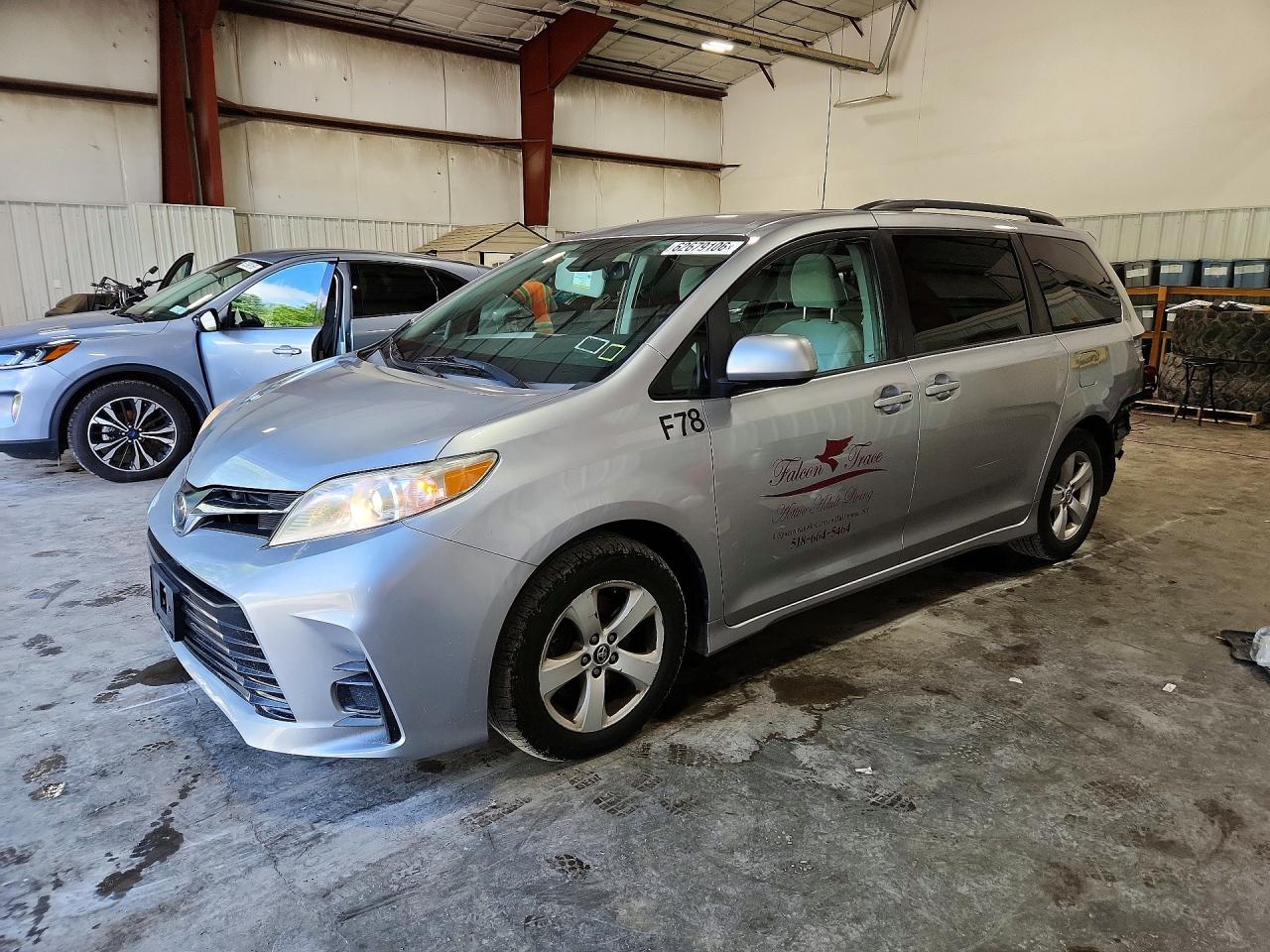 2018 TOYOTA SIENNA LE