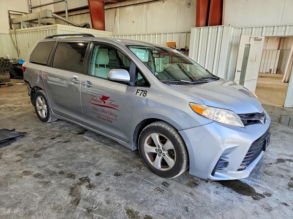 2018 TOYOTA SIENNA LE
