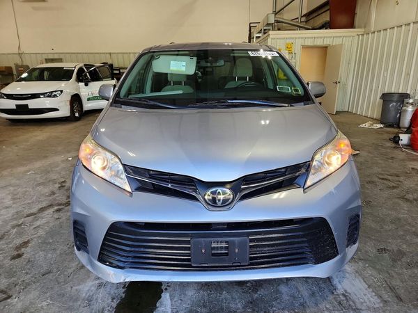 2018 TOYOTA SIENNA LE