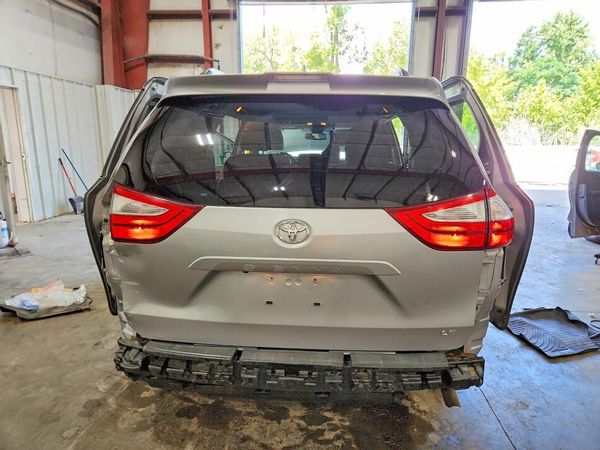 2018 TOYOTA SIENNA LE
