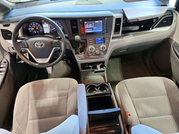 2018 TOYOTA SIENNA LE