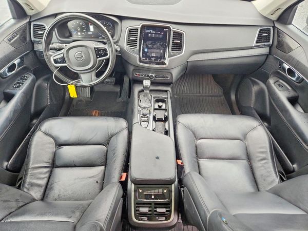 2020 VOLVO XC90 Momentum