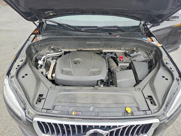 2020 VOLVO XC90 Momentum
