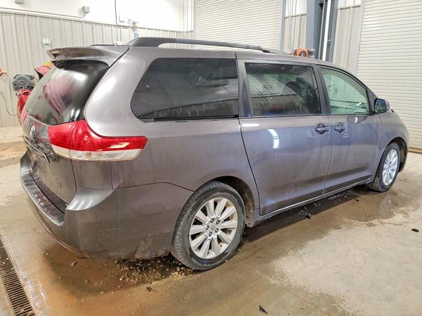 2014 TOYOTA SIENNA