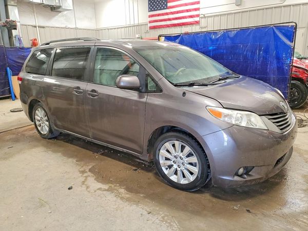 2014 TOYOTA SIENNA