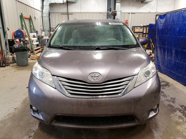 2014 TOYOTA SIENNA