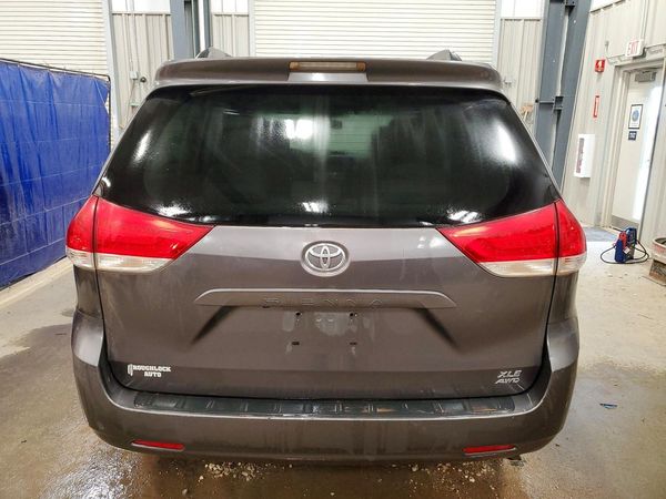2014 TOYOTA SIENNA