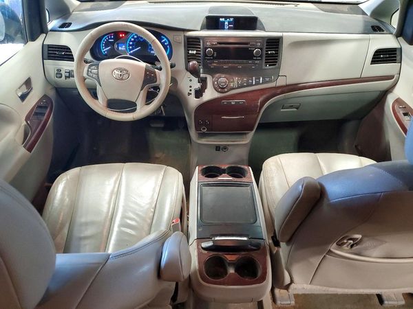 2014 TOYOTA SIENNA