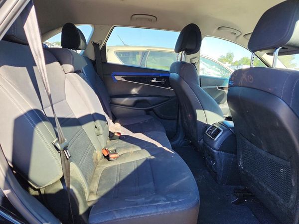 2016 KIA SORENTO L / LX