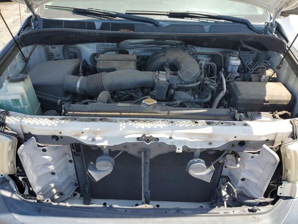 2013 TOYOTA TUNDRA Delux — Engine bay