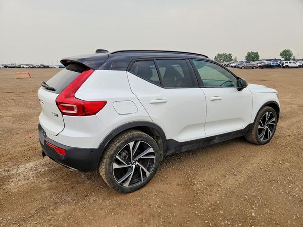 2020 VOLVO XC40