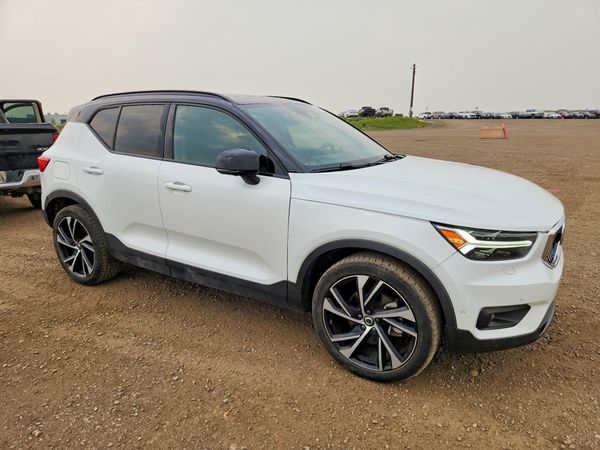 2020 VOLVO XC40
