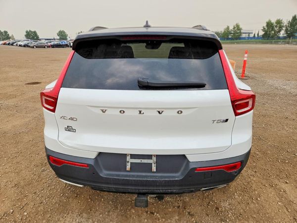 2020 VOLVO XC40