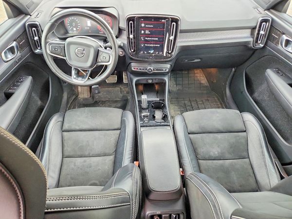 2020 VOLVO XC40