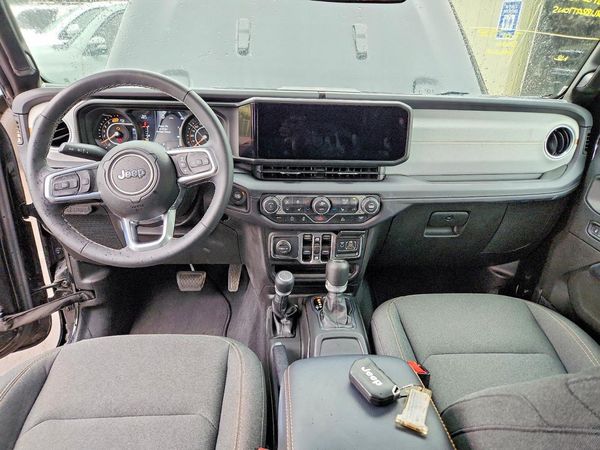2025 JEEP WRANGLER Sahara