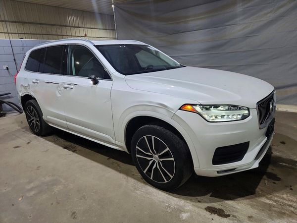 2020 VOLVO XC90 Momentum — Passenger 3/4