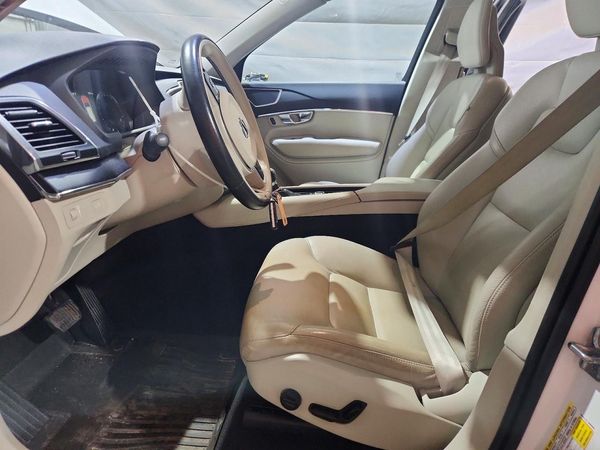 2020 VOLVO XC90 Momentum — DENT