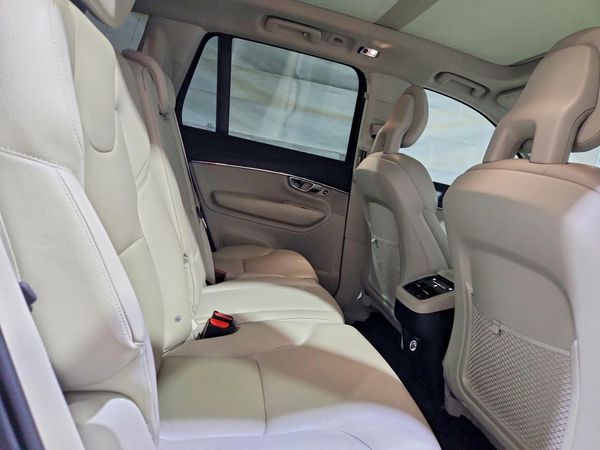 2020 VOLVO XC90 Momentum — PSRS