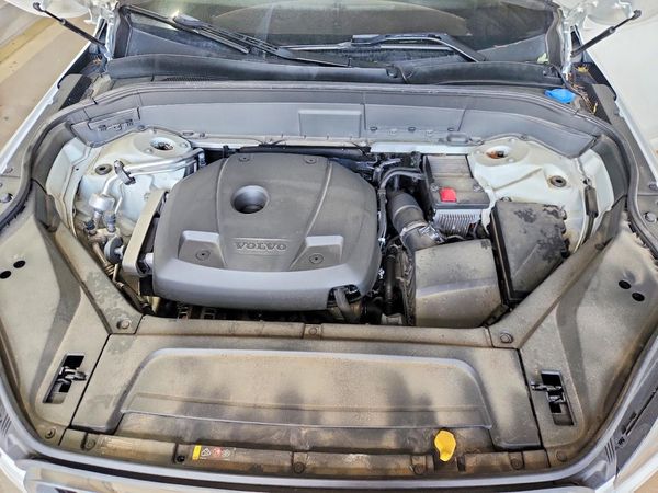 2020 VOLVO XC90 Momentum — Engine bay