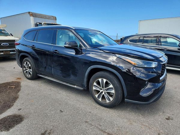 2022 TOYOTA HIGHLANDER XLE