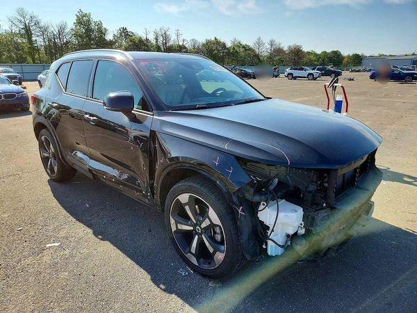 2022 VOLVO XC40 Momentum (excl S60)