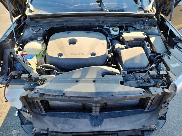 2022 VOLVO XC40 Momentum (excl S60)