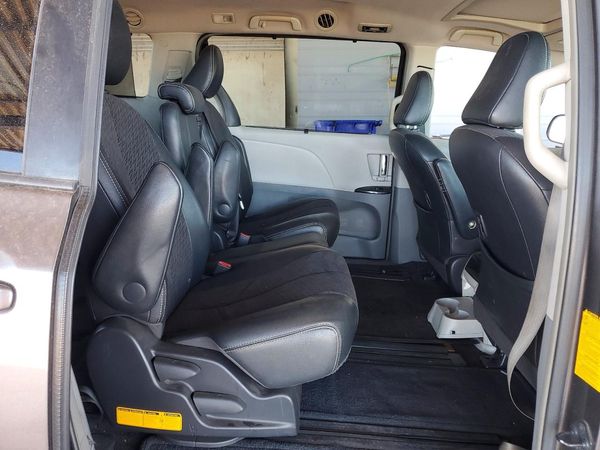 2012 TOYOTA SIENNA