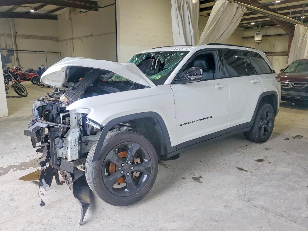 2024 JEEP CHEROKEE Laredo — Front 3/4