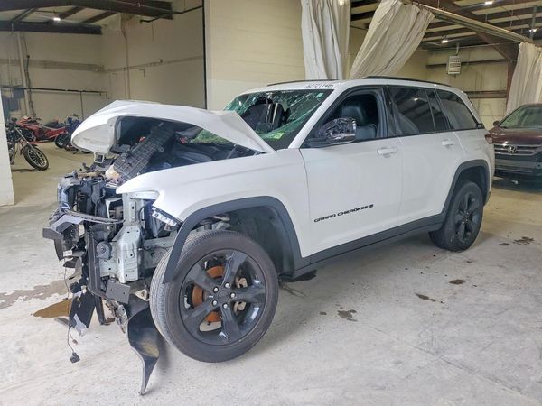 2024 JEEP CHEROKEE Laredo — Front 3/4