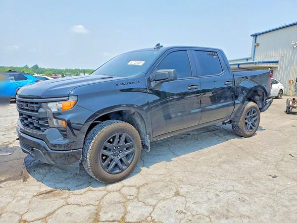 2026 CHEVROLET SILVERADO Custom — Front 3/4