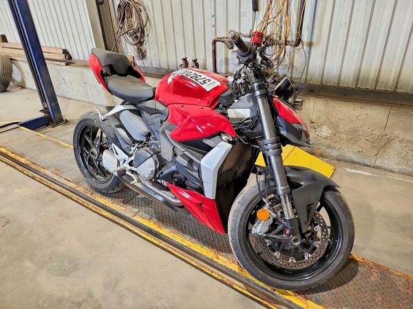 2022 DUCATI STREETFIGHTER — Passenger 3/4