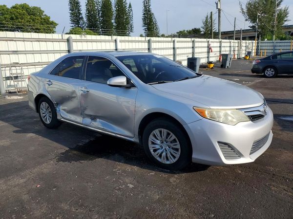 2014 TOYOTA CAMRY — Passenger 3/4